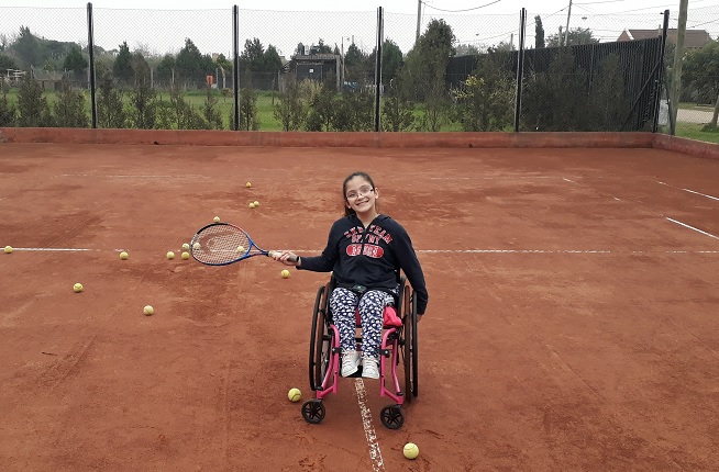Mediante el tenis adaptado una nena funense da una lección a todos